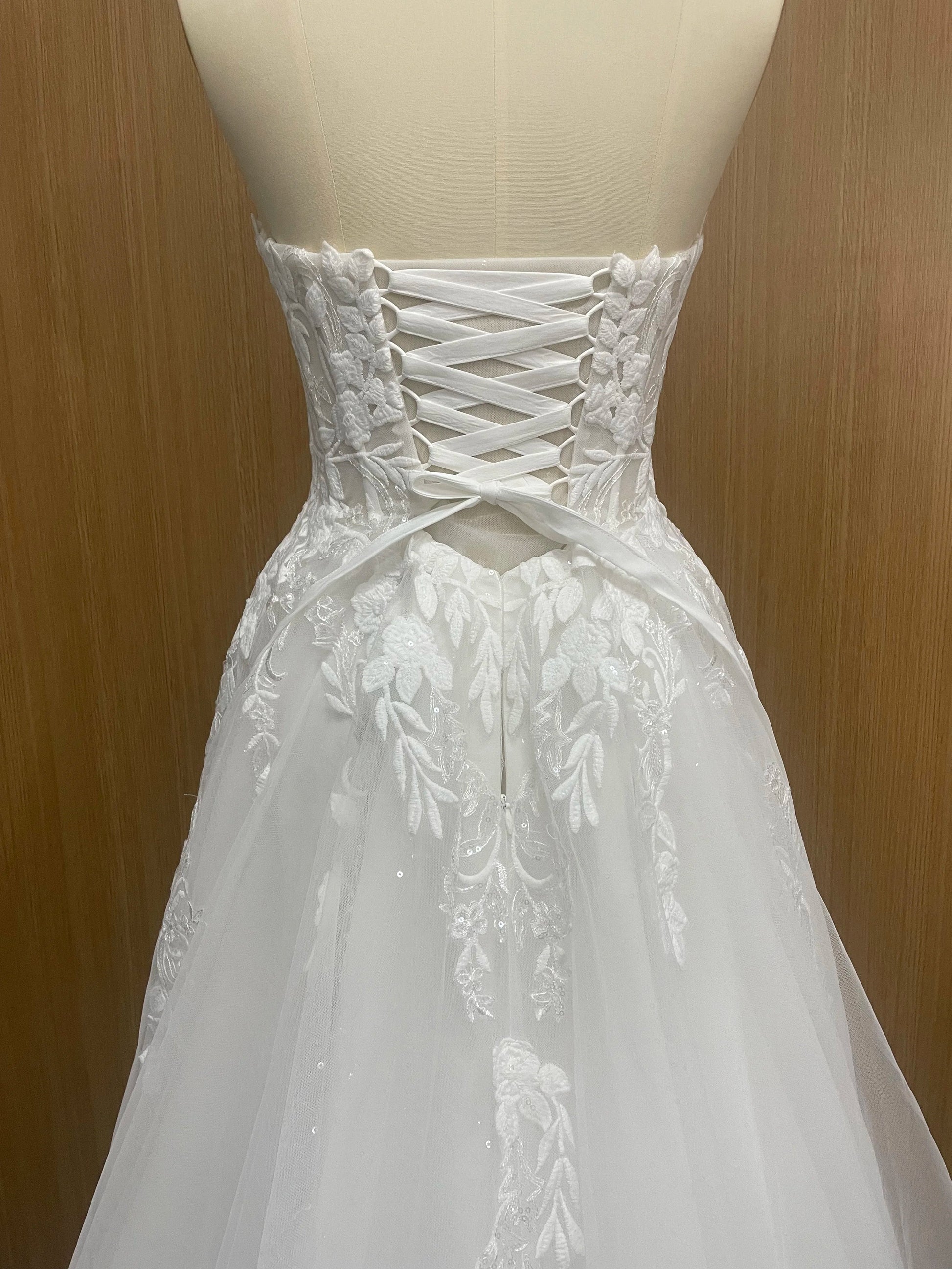 Elegant Lace Wedding Dresses Sleeveless Deep V-Neck Sparkly Bridal Gowns Sweetheart Wedding Gown The Clothing Company Sydney